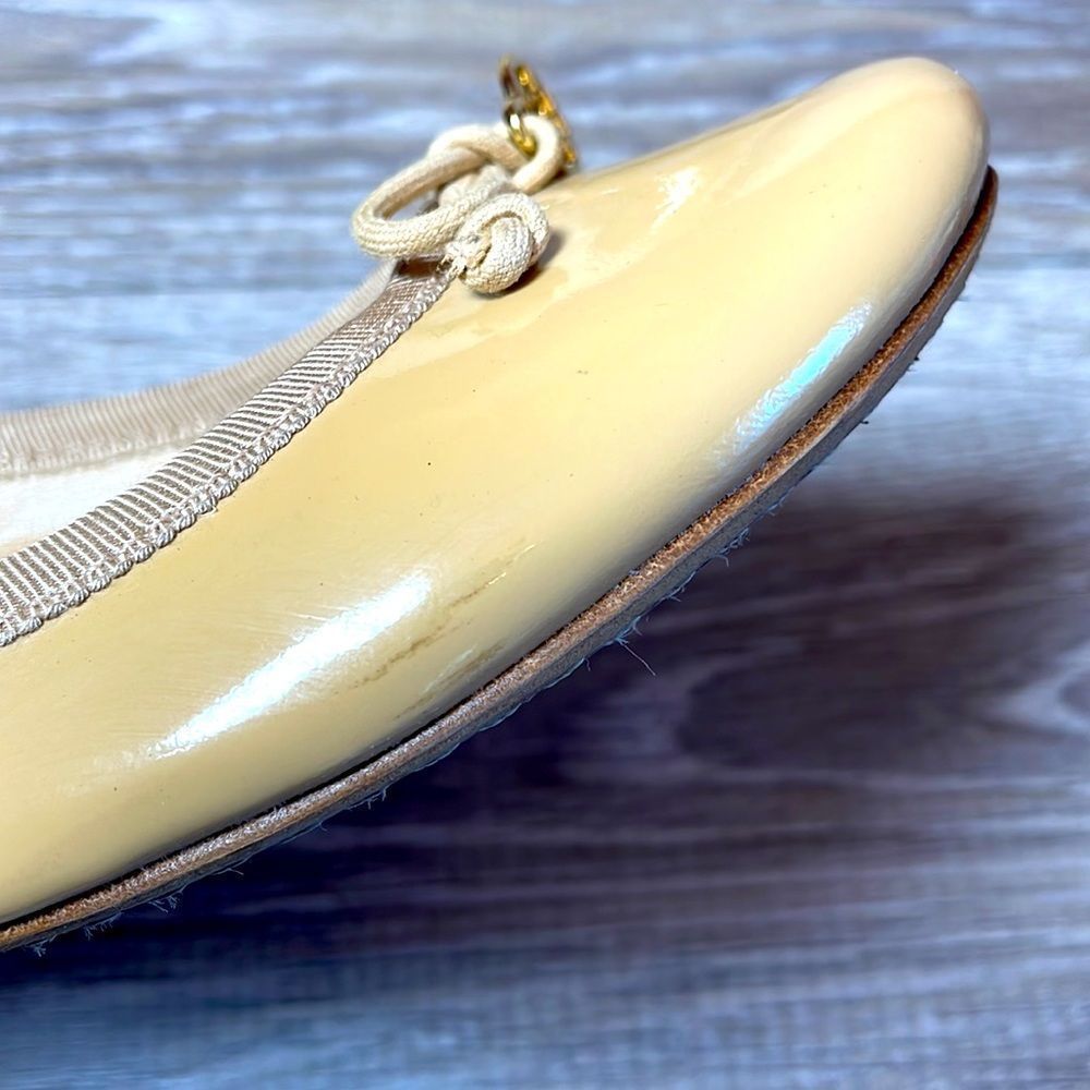 Tory Burch Chelsea Nude Tan Patent Leather Women’s Size 8M Bow Charm Heeled Pump - Picture 10 of 13